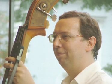 Familienmusik: Günther Fuchs an der Bassgeige, St. Andrä 2005, Foto HKK