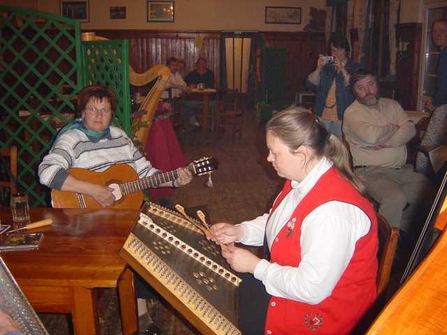 Lotte mit Gitarre und Gabi mit steirischem Hackbrett, vom Gmischten Satz