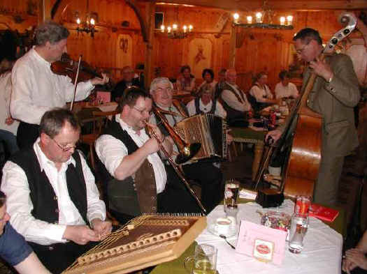 gemeinsames Musizieren am Stammtisch Mai 2002