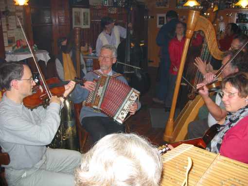 Fredi + Helmut, die beiden Geiger, Franz mit der Harmonika, Inge mit dem Hackbrett, Lotte mit der Gitarre, Volker mit der Harfe, Piza und Christa an den Bassgeigen, die anderen Instrumente passen leider nicht mehr aufs Foto