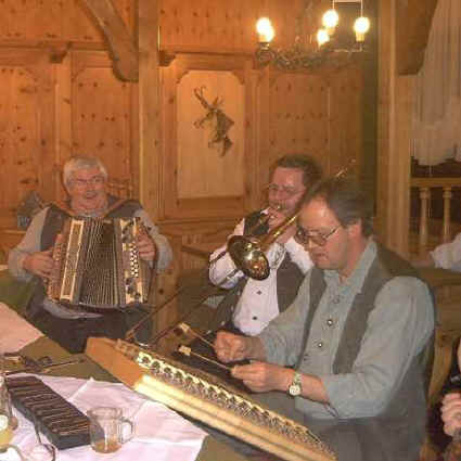Herbert, Hannes und Didi beim Stammtisch in Schrattenbach, Mai 2002