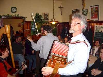 Zum ersten Mal im neuen Lokal, und schon ist die Stube so voll, dass die Musikanten stehen mssen. Foto Horst Nurschinger