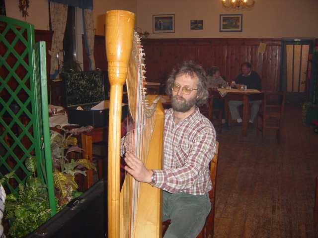 Volker Schöbitz an der Harfe