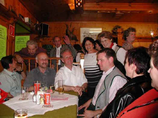Zuhörer und Sänger beim Stammtisch Mai 2002