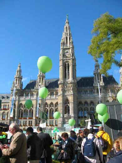 Tausende Menschen am Wiener Rathausplatz