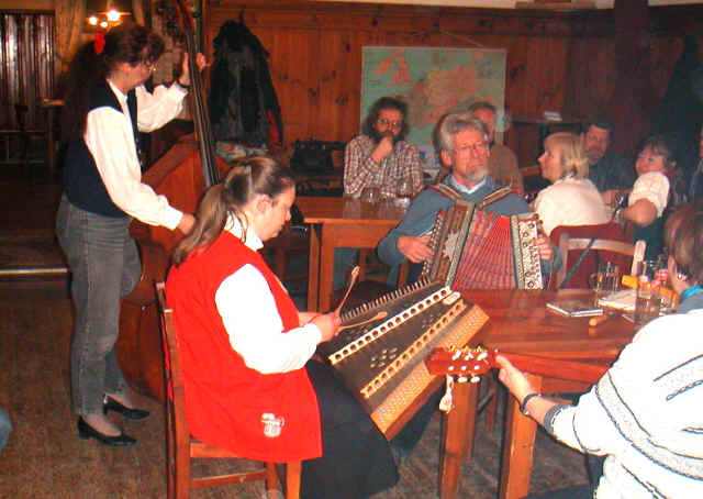 Gabi, Franz und Lotte vom Gmischten Satz, links Piza an der Bassgeige