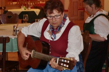 Lotte mit der Gitarre. Zum Vergrern bitte anklicken